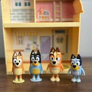 BLUEY Mini HOME Playset Compact House Playset w/ FAMILY 4 FIGURES! Mum Mom Dad